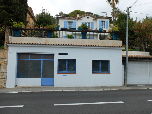 La maison vue de la route